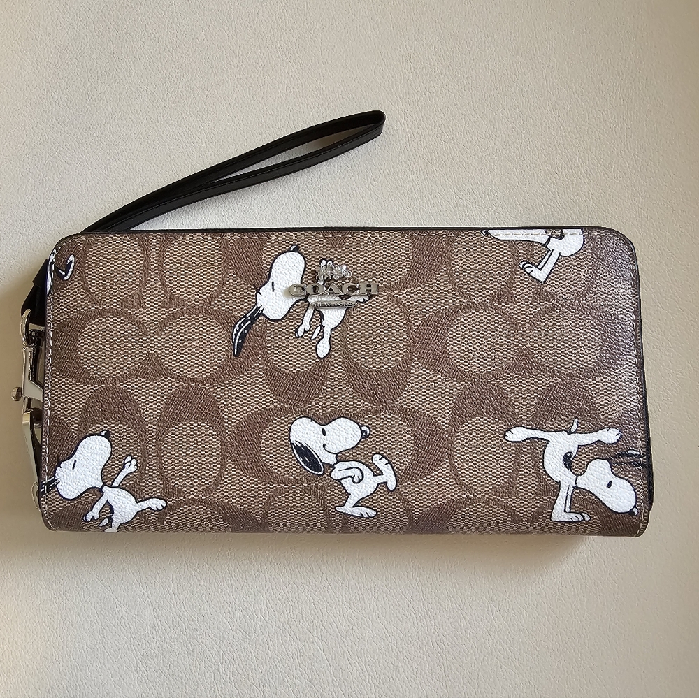 COACH X PEANUTS SNOOPY ZIP AROUND WALLET
